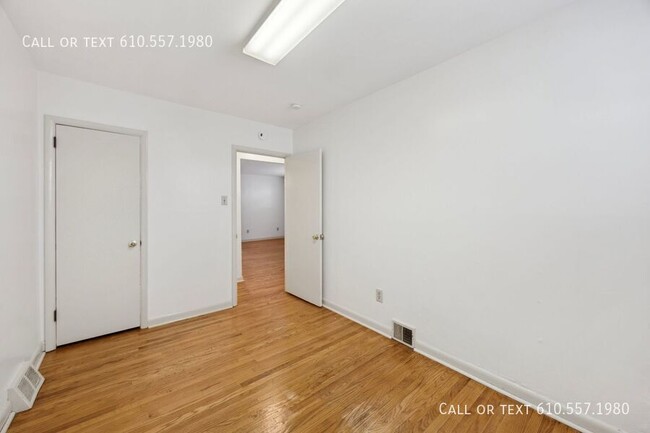 Building Photo - Clean and Updated 2 Bedroom 1 Bath apartme...