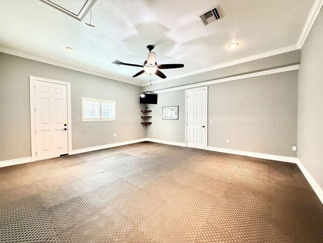 Building Photo - 5243 W Lake Butler Rd