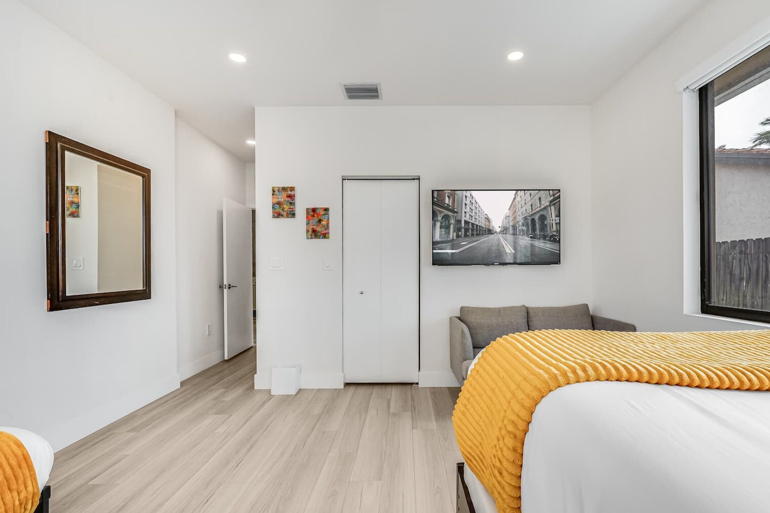 Building Photo - 828 SW 14th Ct