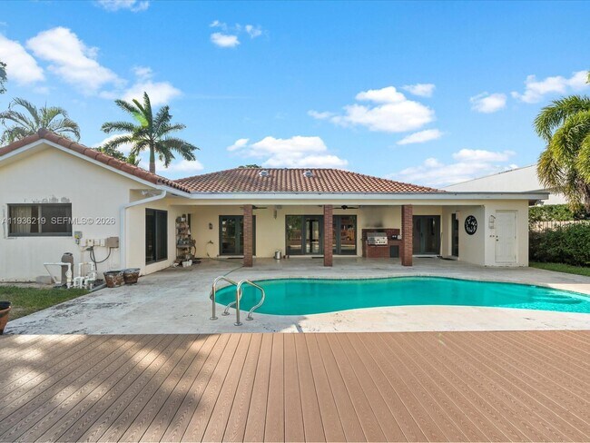 Building Photo - 21151 NE 22nd Ct