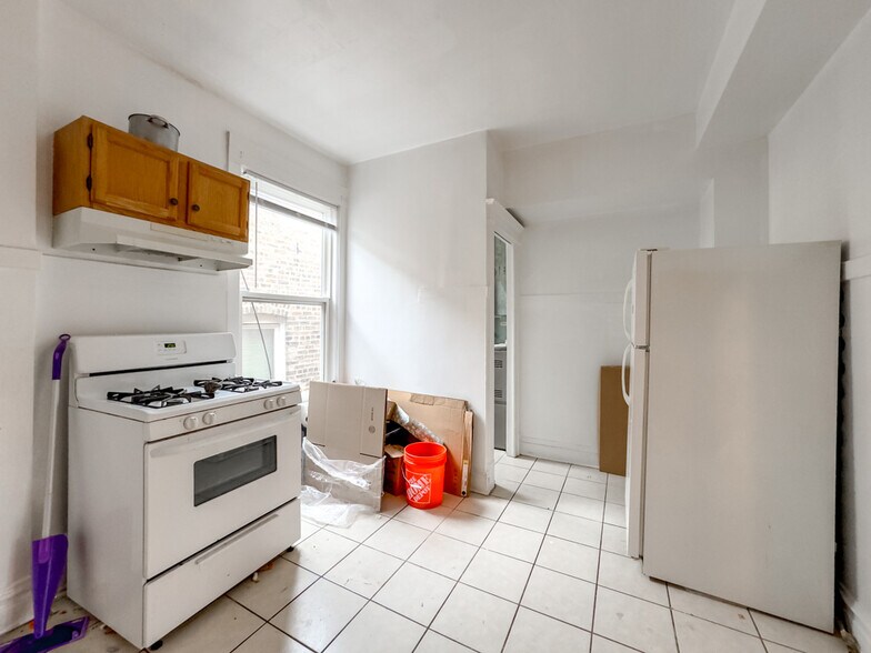 Building Photo - 5000 N Sawyer Ave