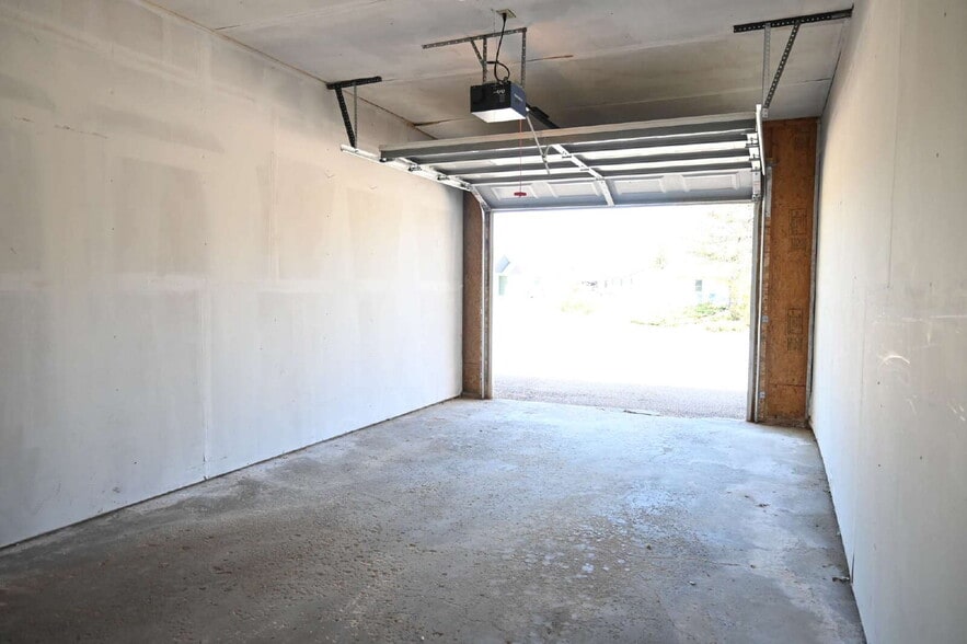 Building Photo - 1421 River View Ave