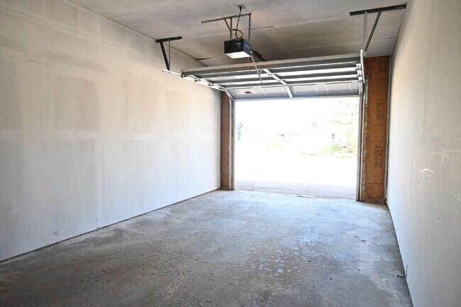 Building Photo - 1421 River View Ave