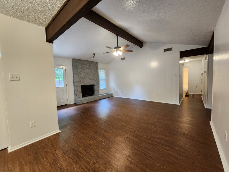 Building Photo - 2107 Lazy Ridge Dr