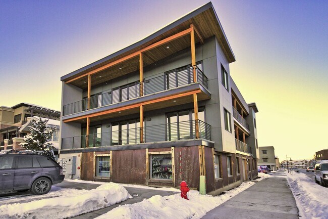 Building Photo - TOP FLOOR, ONE BEDROOM CONDO IN PROSPECTOR!