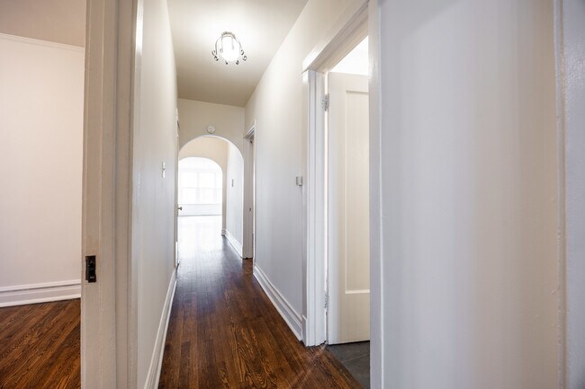 Building Photo - 1432 W Jonquil Terrace