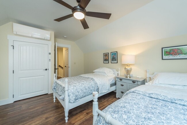 Building Photo - Black Mountain Rental!