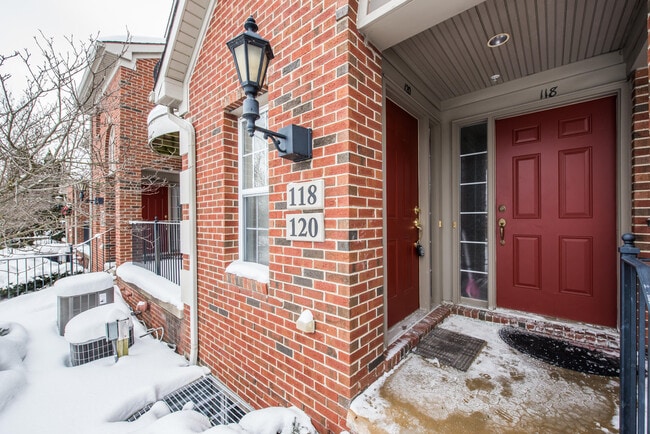 Building Photo - 120 W Oakbrook Dr