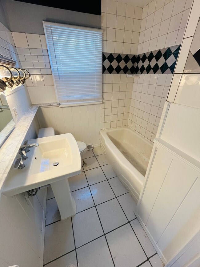 Building Photo - 4 bed, 3 bathroom Home