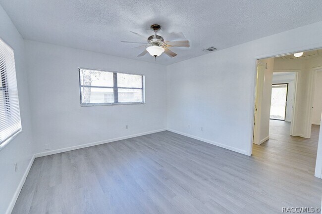 Building Photo - 512 long ave