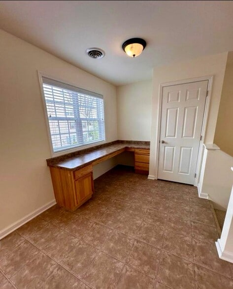 Building Photo - 2000 Curry Rd