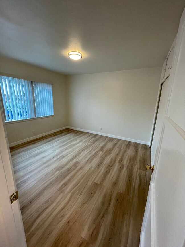 Building Photo - 15550 Vanowen St