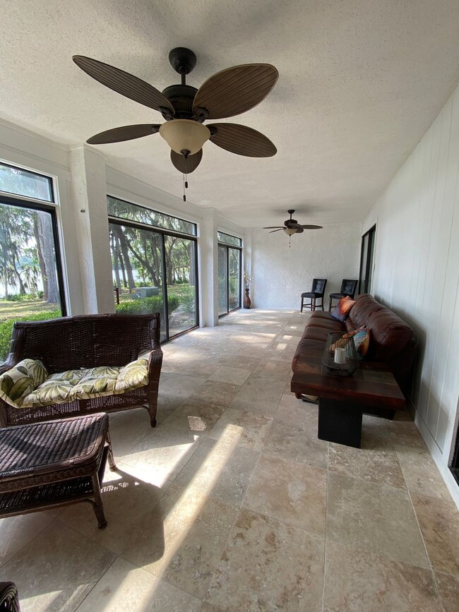 Building Photo - Beautiful Lakefront Condo!