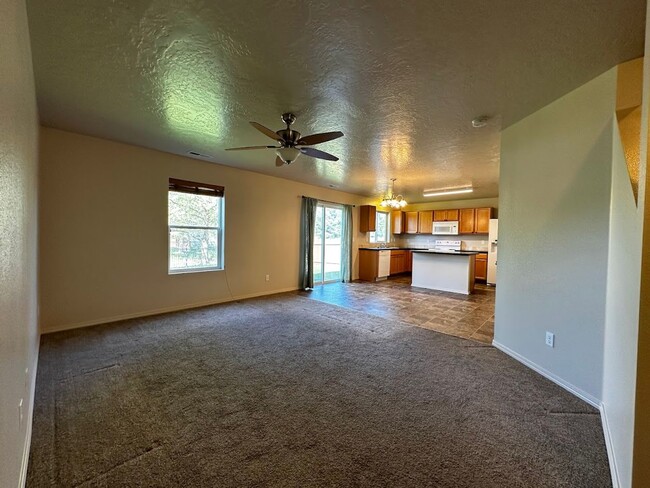 Building Photo - Ready for Move In - Cedar Creek Spacious L...