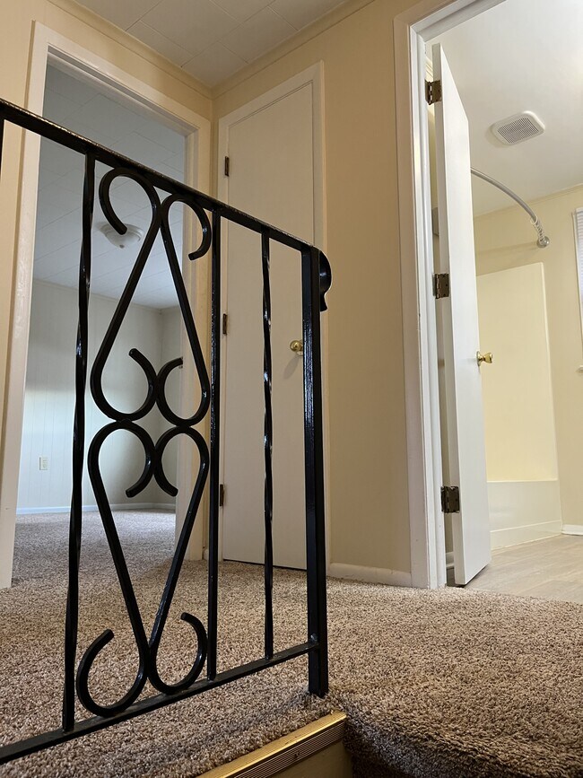 Building Photo - 611 Lincoln Way W