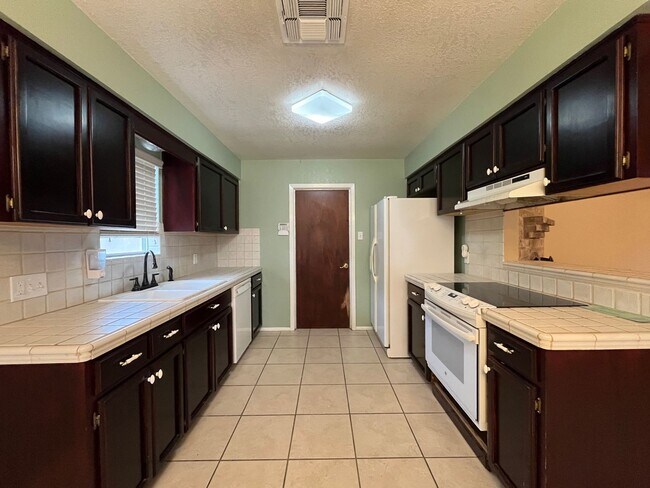 Building Photo - 2118 Meadowgrove Dr