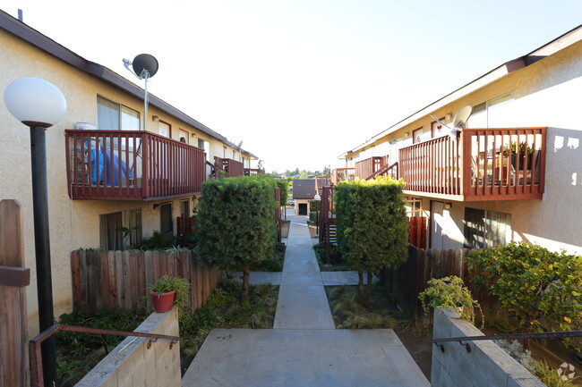 Courtyard - Pacific Vista Apartments