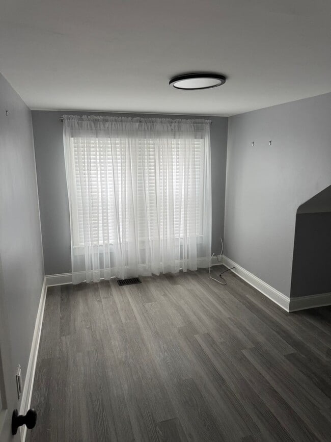 Building Photo - 2nd floor 2 bedroom 1 bath newly remodeled unit