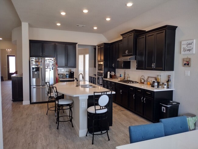 Building Photo - Beautiful 4 bedroom with a pool!!!