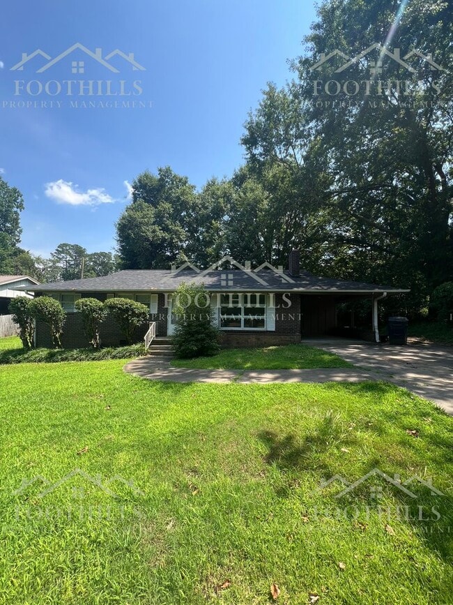 Building Photo - 3 Bedroom Home with Fenced Yard & Carport ...