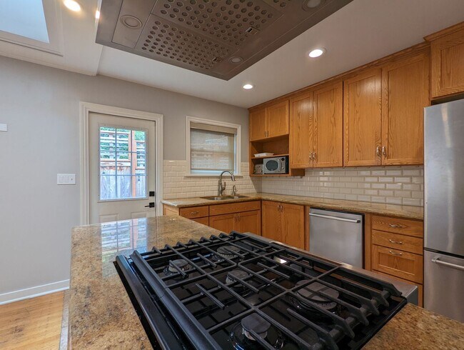 Building Photo - 4 br, 3 bath House - 2350 Boyer Ave E