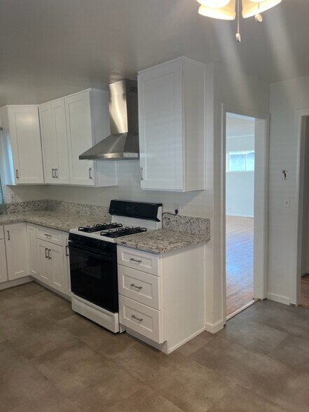 Building Photo - 455 E Rosslynn Ave