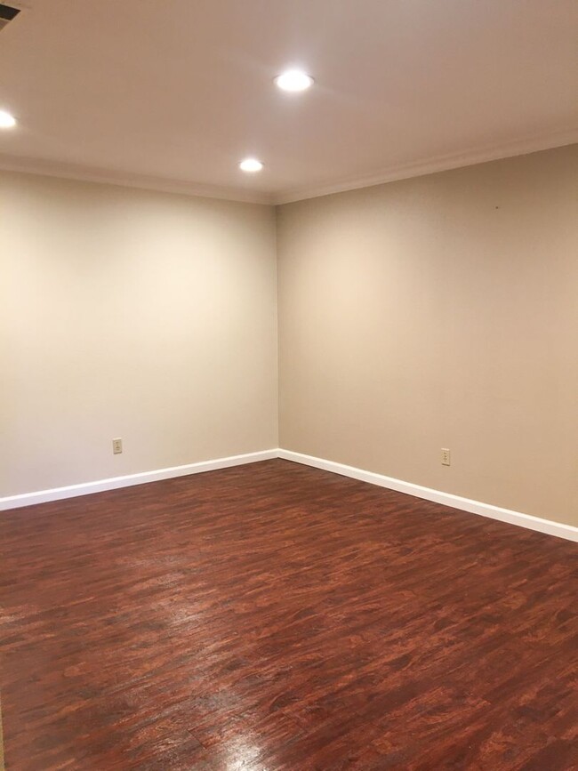 Primary Photo - Charming 2 Bed 2 Bath Condo in Downtown Sa...