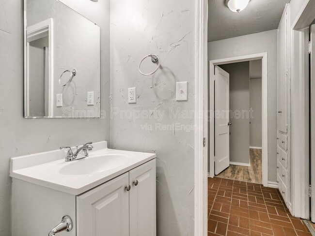 Building Photo - 409 E Hill Dr