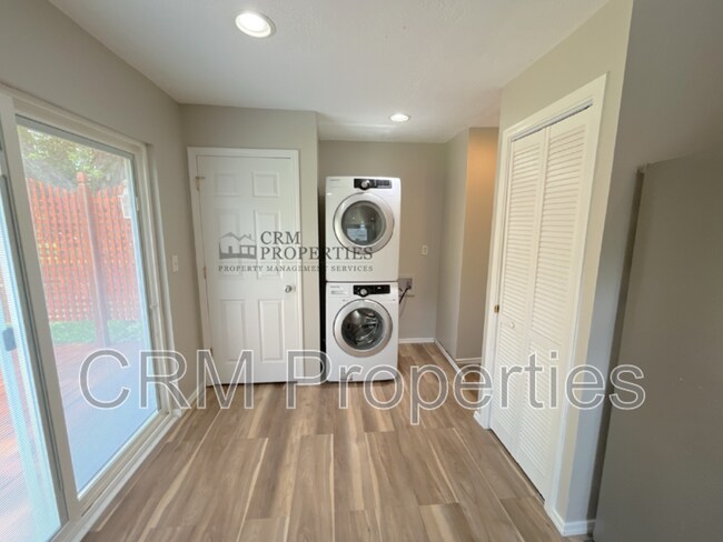 Building Photo - 521 Arthur Dr