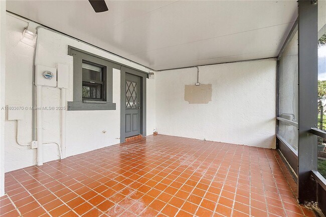Building Photo - 398 Fern Dr