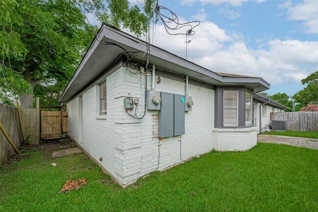 Building Photo - 605 Sorrento Dr