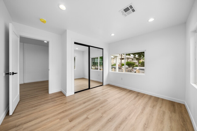 Building Photo - 1537 N Kingsley Dr