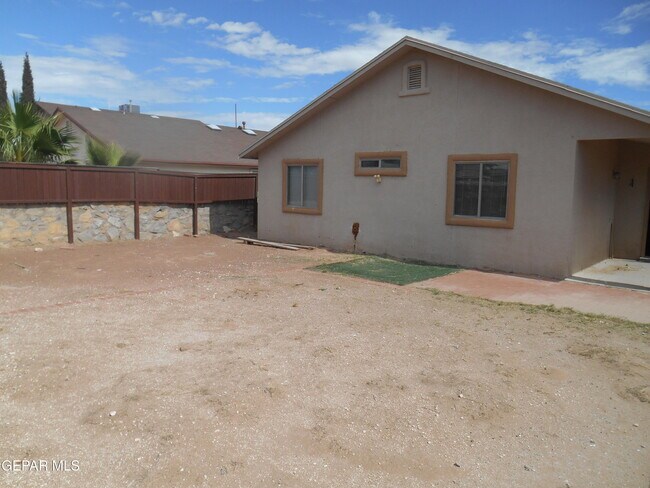 Building Photo - 14017 Tierra Vergel Dr