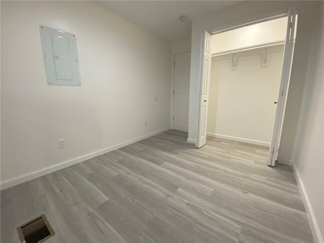 Building Photo - 470 W 2nd St