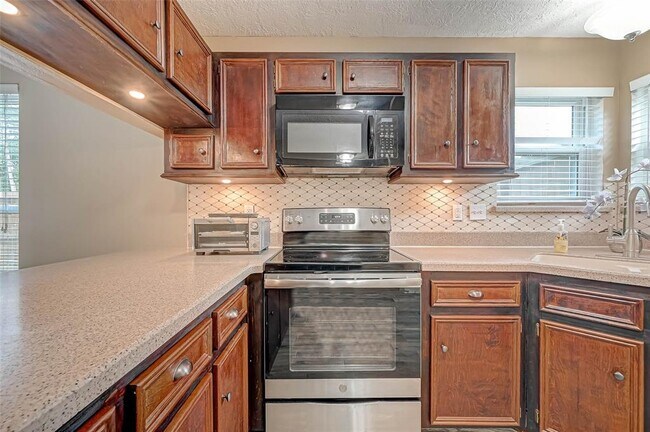 Building Photo - 502 Birdsong Dr