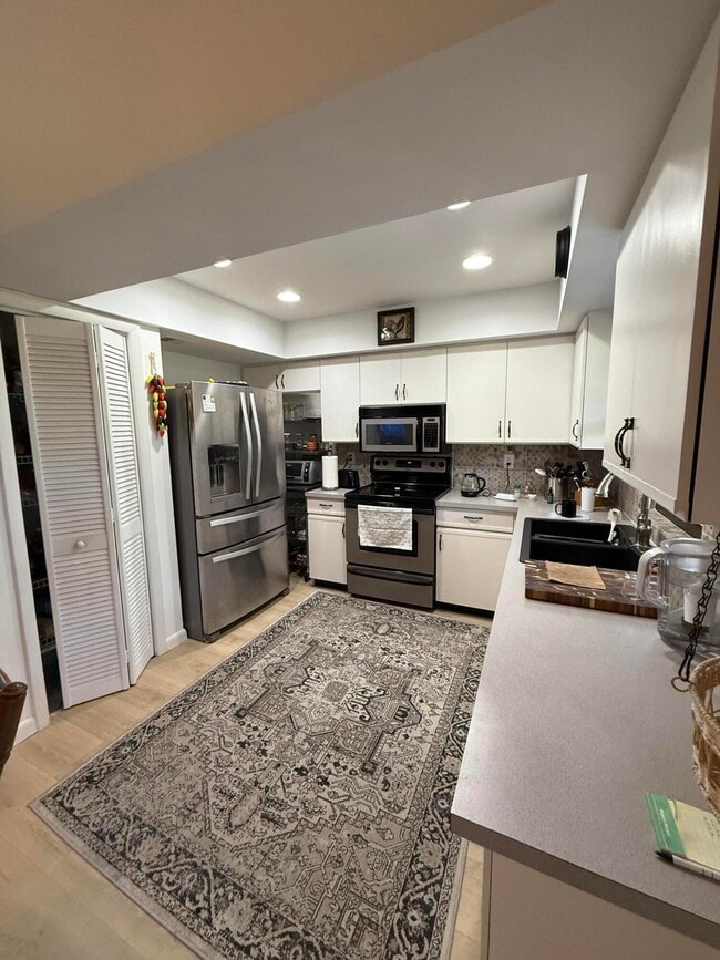 Building Photo - 2507 Canterbury Dr N