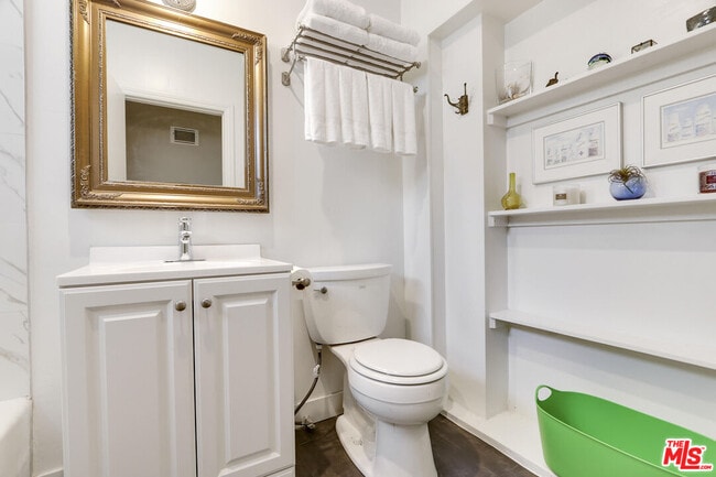 Building Photo - 838 N Sycamore Ave