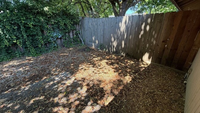 Building Photo - Great Duplex 2bd 2bath Big yard, Parking, ...