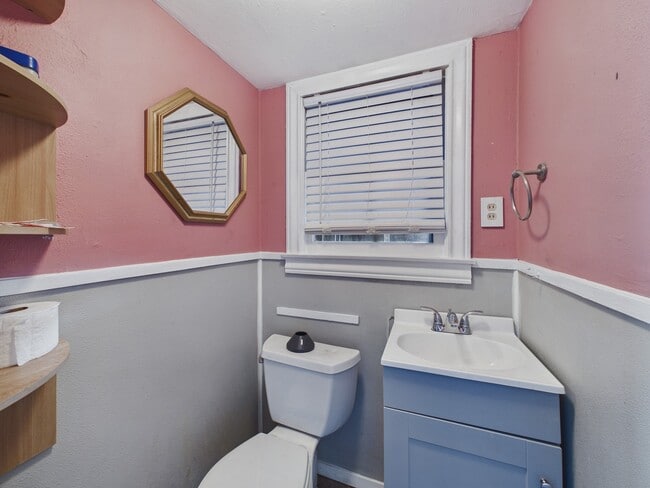 Building Photo - 1334 W 21st St