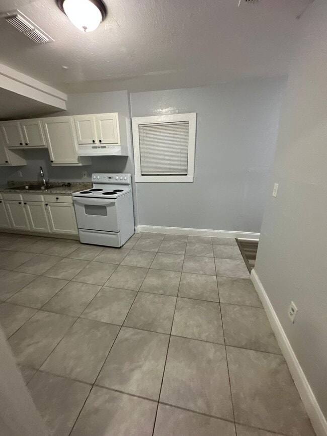 Building Photo - Fully Renovated 3/1 Single Family House Available for Immediate Rent!