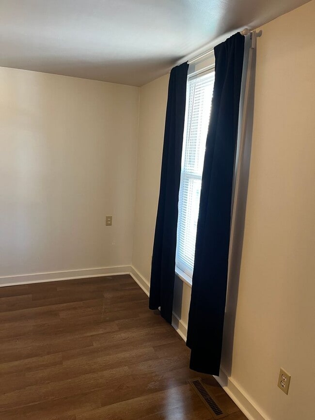 Building Photo - 527 N Franklin St