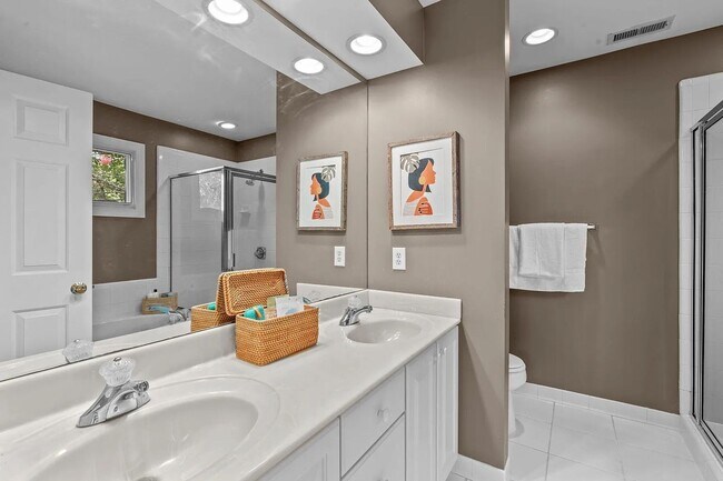 Building Photo - Location meets effortless living in this beautiful END UNIT townhome