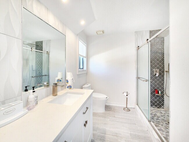 Building Photo - "3-Bed, 3-Bath Gem in New Port Richey with 2,233 Sq Ft of Living Space!"