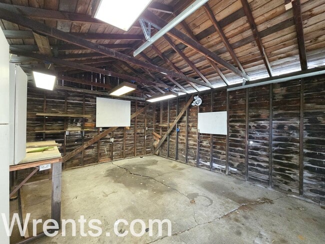 Building Photo - charming 2-bedroom, 1-bathroom ranch-style...