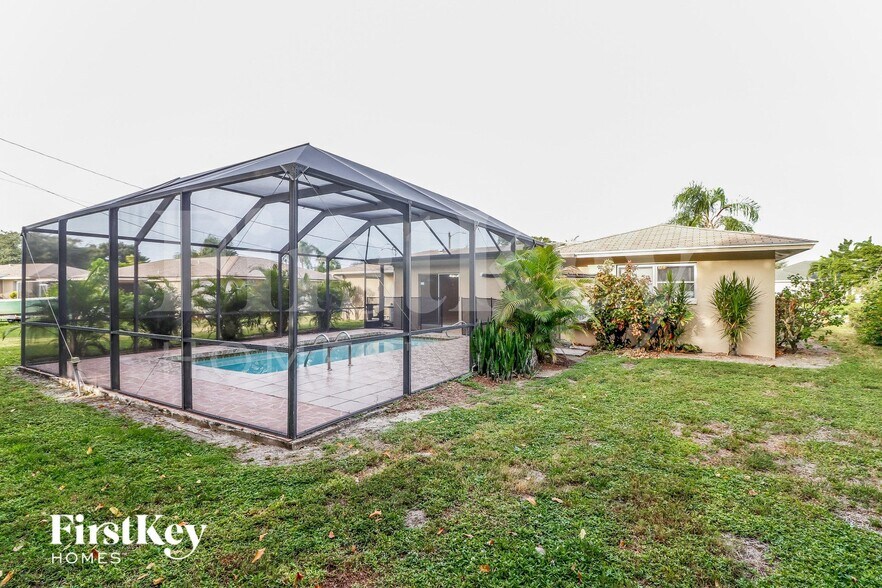 Building Photo - 3753 SE 2nd Pl