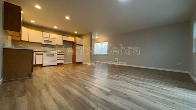 Building Photo - 1945 SW Canyon Dr