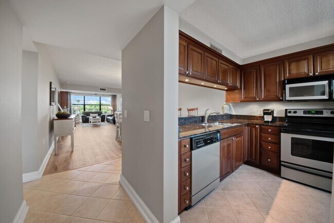 Building Photo - 6121 Balboa Cir