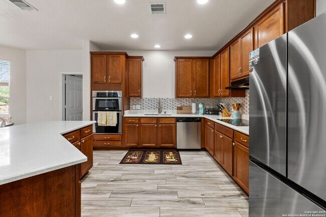 Building Photo - Charming Home Awaits: Spacious & Modern Li...