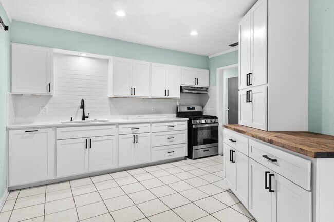 Building Photo - 527 Lively Dr