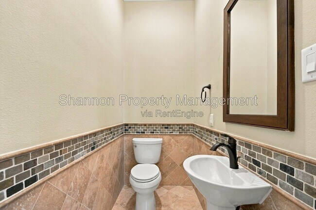 Building Photo - 1108 Peveto St